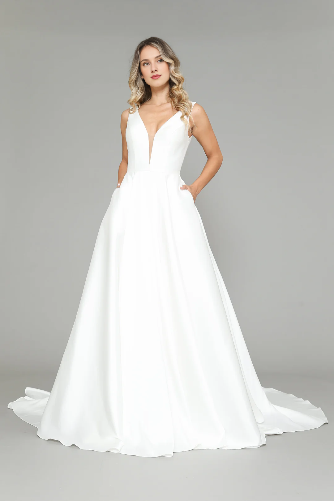 White long sleeveless satin wedding dress