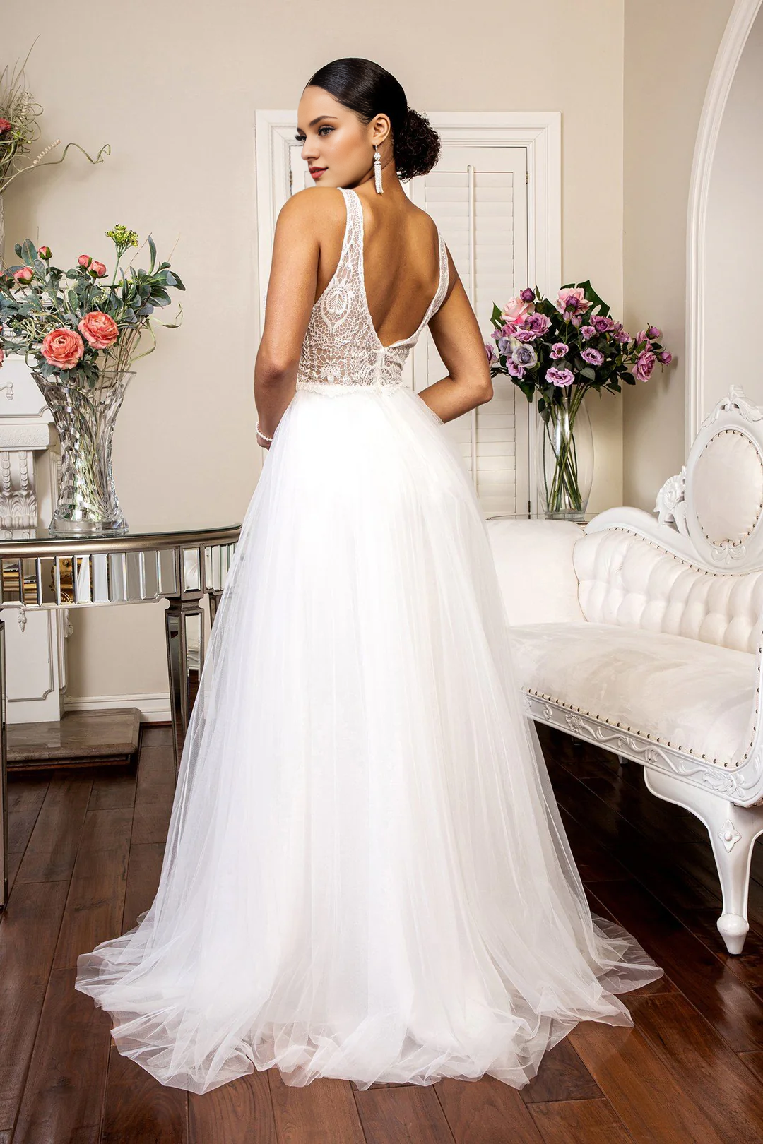 Decorative long sleeveless wedding dress