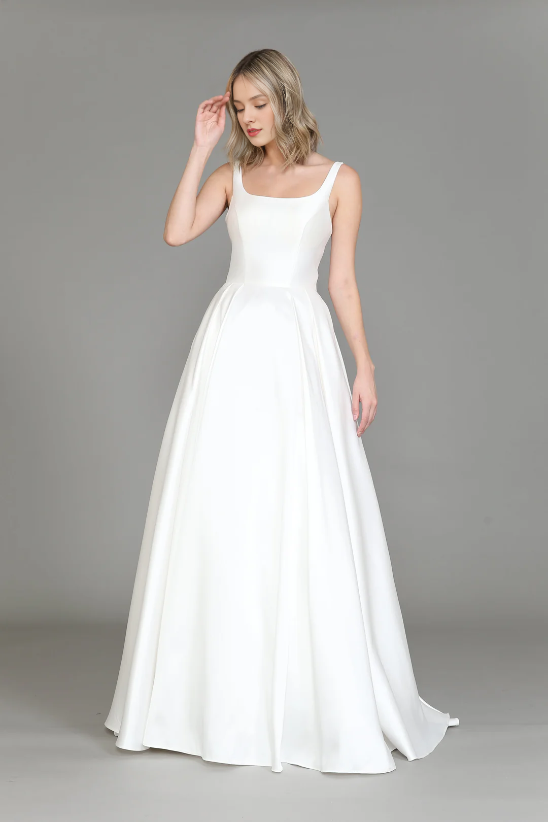 White long sleeveless satin wedding dress