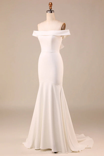 Simple ivory fish tail tie and ground length wedding dress