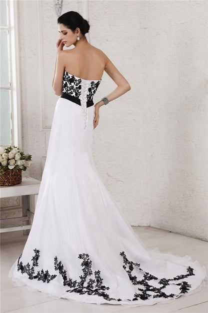 A-Line/Princess Sweetheart Sleeveless Embroidery Sash Long Net Satin Wedding Dresses