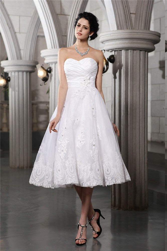 A-Line/Princess Sweetheart Sleeveless Beading Applique Short Taffeta Wedding Dresses