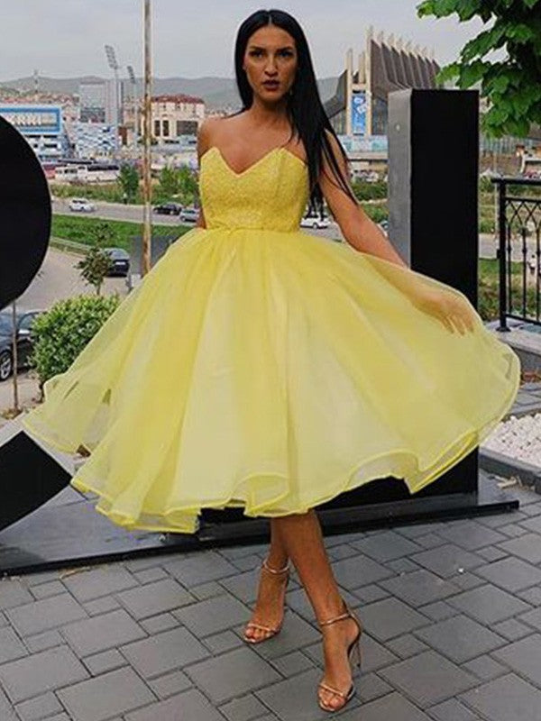 A-Line/Princess Ruffles Organza Sleeveless Sweetheart Knee-Length Homecoming Dresses