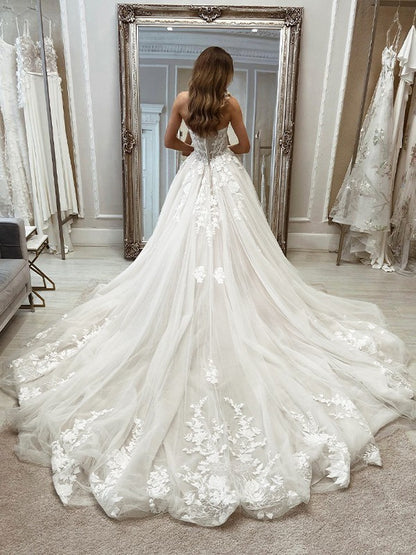 A-Line/Princess Tulle Applique Sweetheart Sleeveless Chapel Train Wedding Dresses