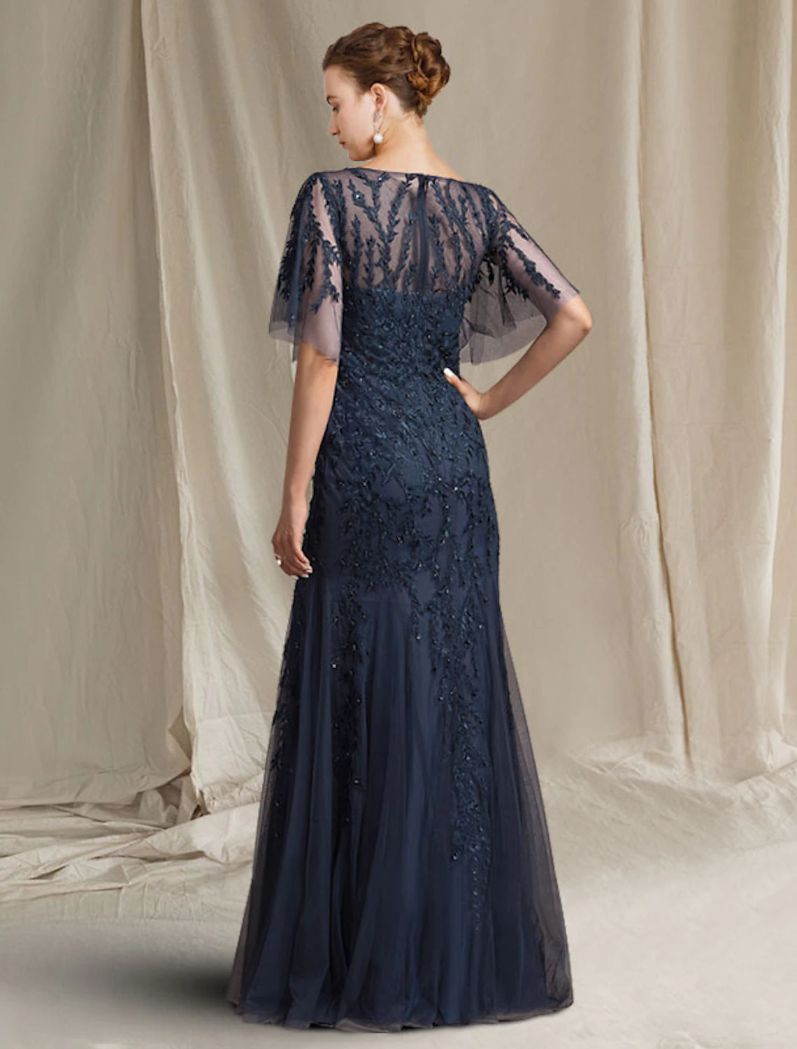 A-Line Mother of the Bride Dress Luxurious Elegant Jewel Neck Floor Length Lace Tulle Short Sleeve with Appliques