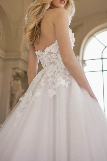 A-line illusion V-neck 3D sticker countryside style wedding dress paired with palace train