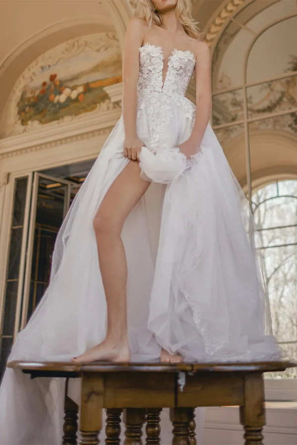 A-line illusion V-neck 3D sticker countryside style wedding dress paired with palace train