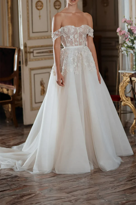 A straight line sweetheart sticker countryside style wedding dress paired with palace train